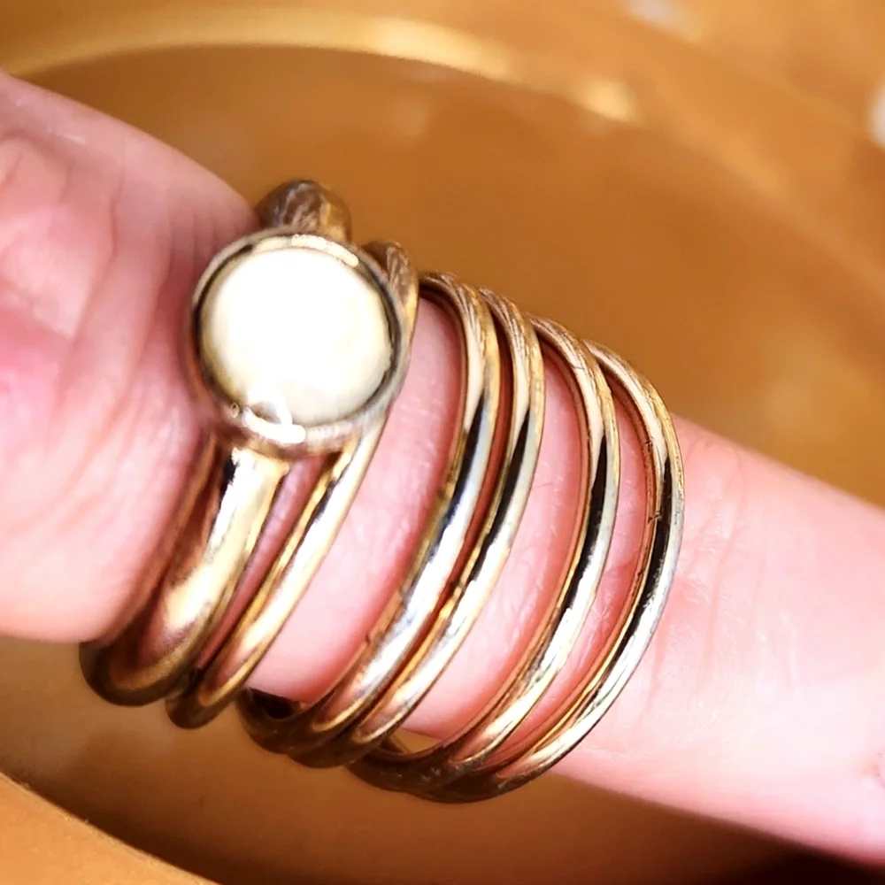 Lot 2 vintage costume gold tone rings 5.5 spring wrap band 6 stone‎ solitaire